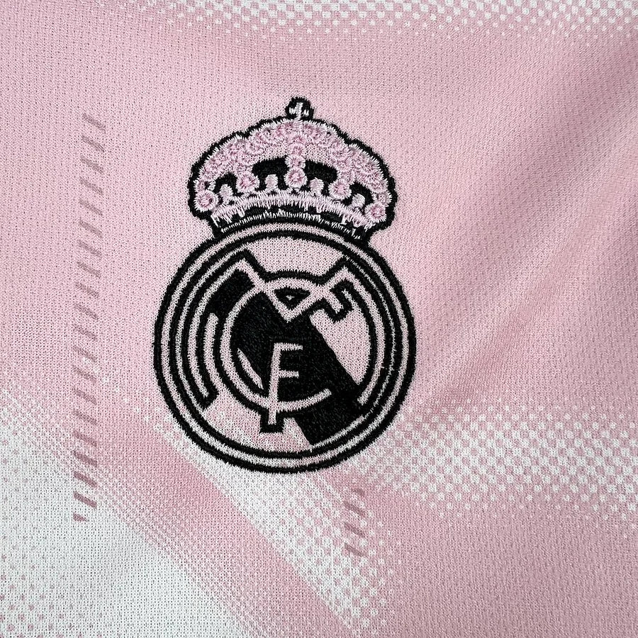 Camiseta rosa conceptual del Real Madrid 2024/2025