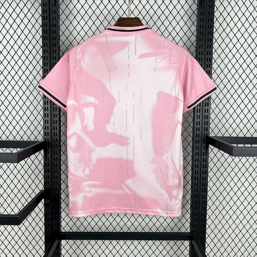 Camiseta rosa conceptual del Real Madrid 2024/2025