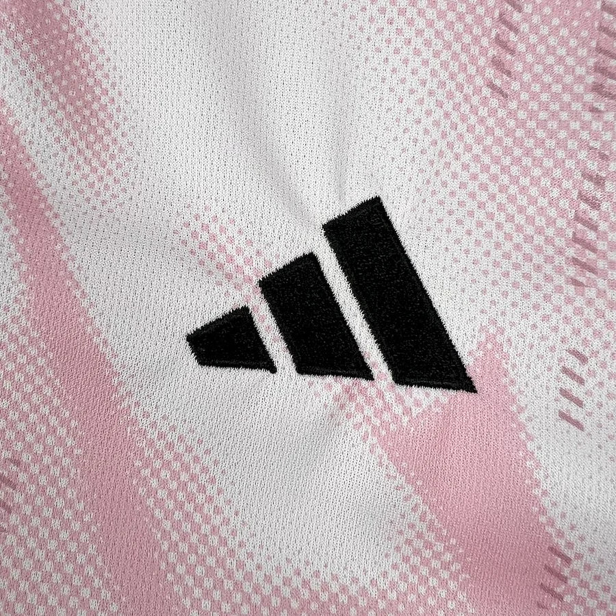 Camiseta rosa conceptual del Real Madrid 2024/2025